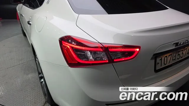 Maserati Ghibli 2019 — фото 9