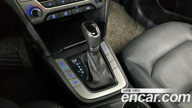 Hyundai AVANTE 2018 — фото 12