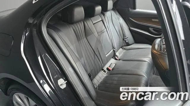Mercedes-Benz E-Class 2018 — фото 18
