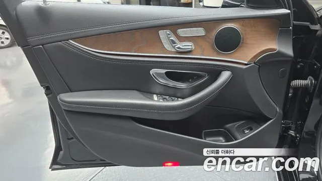 Mercedes-Benz E-Class 2018 — фото 14