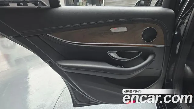 Mercedes-Benz E-Class 2018 — фото 15
