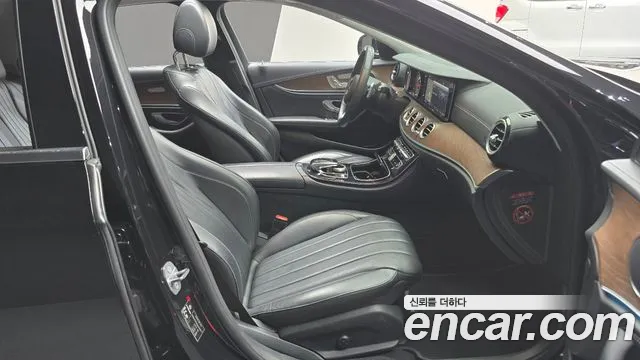 Mercedes-Benz E-Class 2018 — фото 16