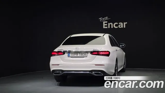 Mercedes-Benz E-Class 2022 — фото 4