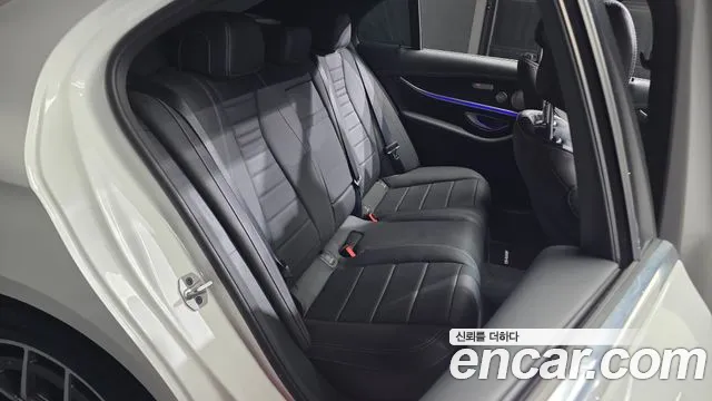 Mercedes-Benz E-Class 2022 — фото 18