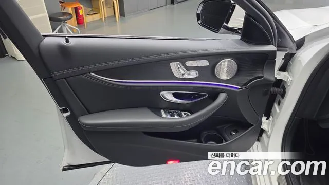 Mercedes-Benz E-Class 2022 — фото 14