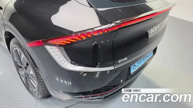 Kia EV6 2023 — фото 9