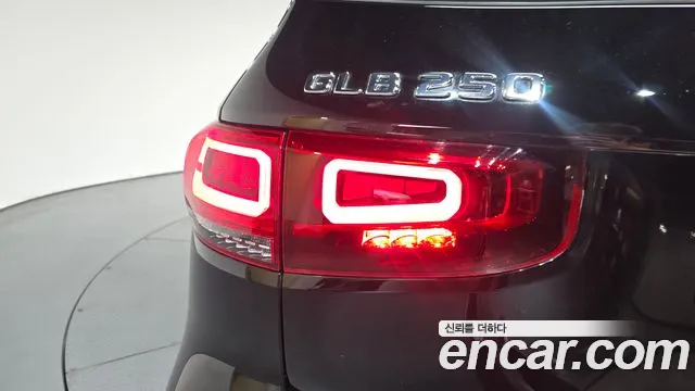 Mercedes-Benz GLB-Class 2023 — фото 8