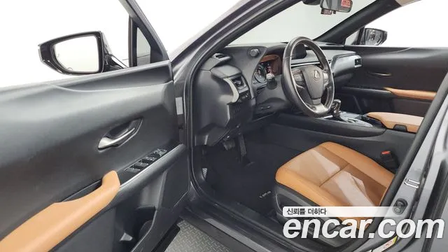 Lexus UX 2019 — фото 13