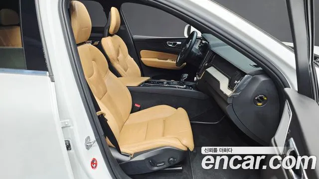 Volvo XC60 2018 — фото 12