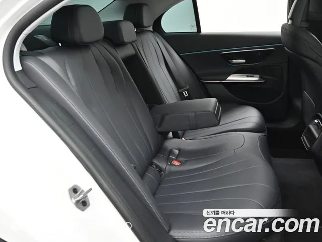 Mercedes-Benz E-Class 2024 — фото 12