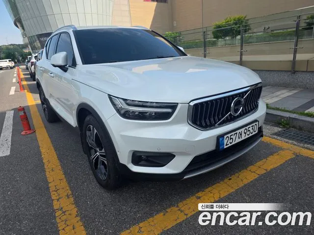 Volvo XC40 2022 — фото 1