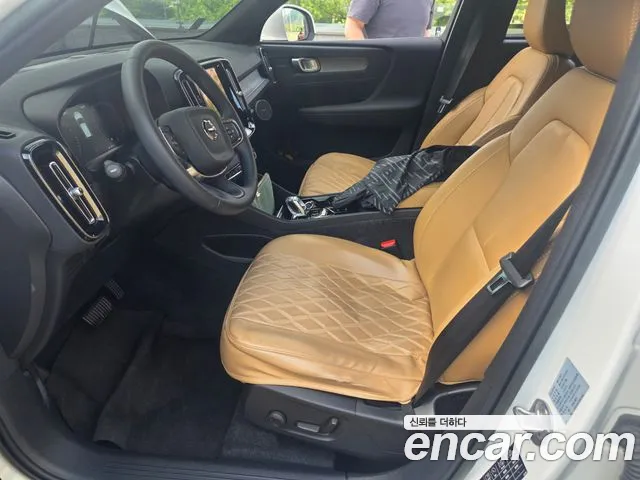 Volvo XC40 2022 — фото 10