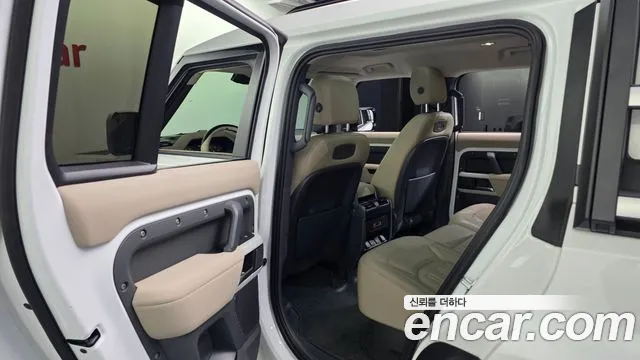 Land Rover Defender 2022 — фото 16