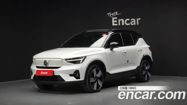 Volvo XC40 2023 — фото 1