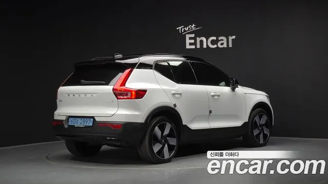 Volvo XC40 2023 — фото 2