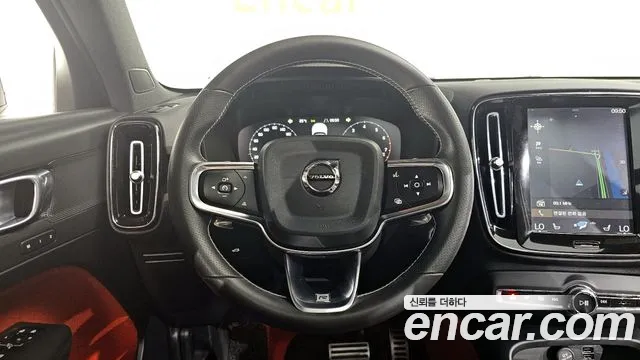 Volvo XC40 2020 — фото 18