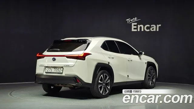 Lexus UX 2019 — фото 2
