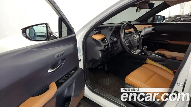 Lexus UX 2019 — фото 10