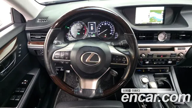 Lexus ES 2017 — фото 13