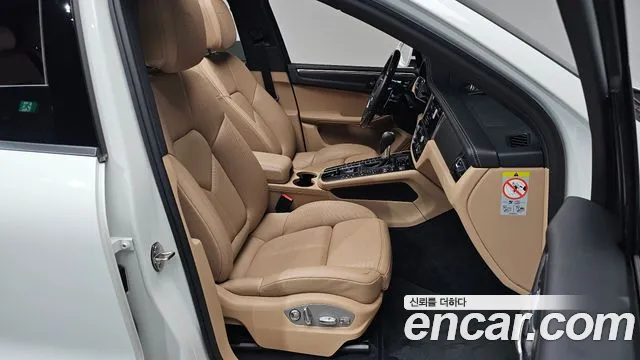 Porsche Macan 2021 — фото 16