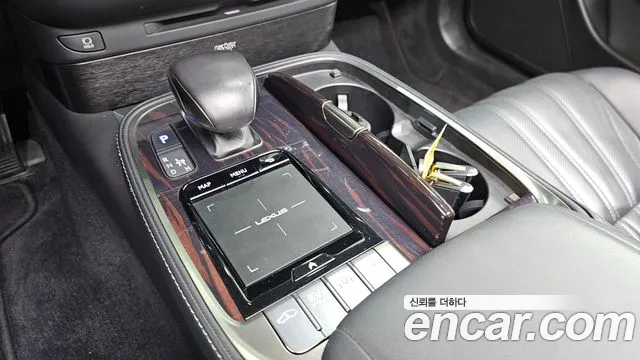 Lexus LS 2018 — фото 12