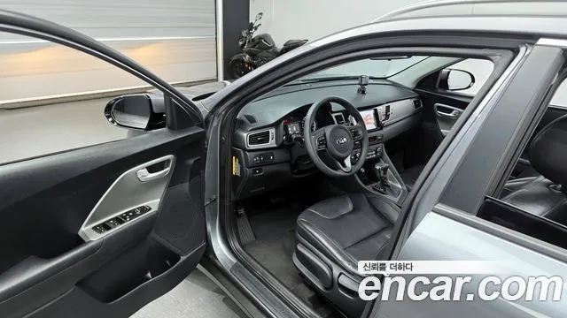 Kia Niro 2017 — фото 13