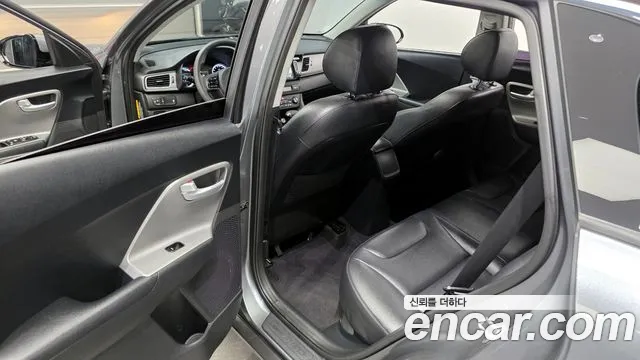 Kia Niro 2017 — фото 17