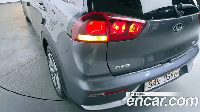 Kia Niro 2017 — фото 9