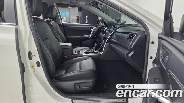 Toyota Camry 2017 — фото 11