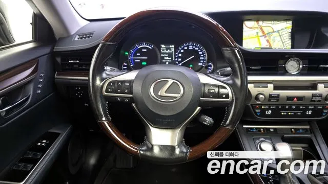Lexus ES 2017 — фото 13