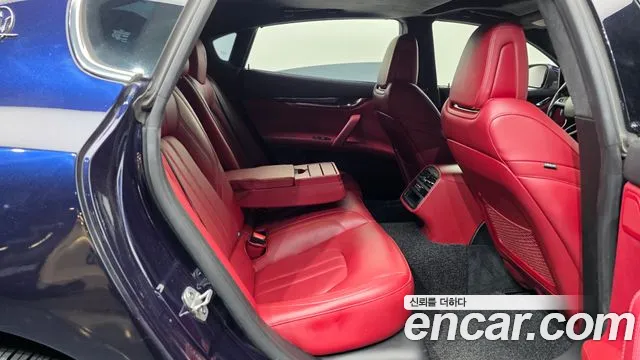 Maserati Quattroporte 2018 — фото 12