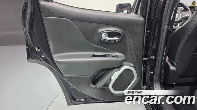 Jeep Renegade 2018 — фото 15