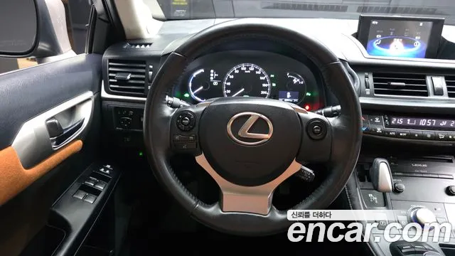 Lexus CT200h 2018 — фото 13