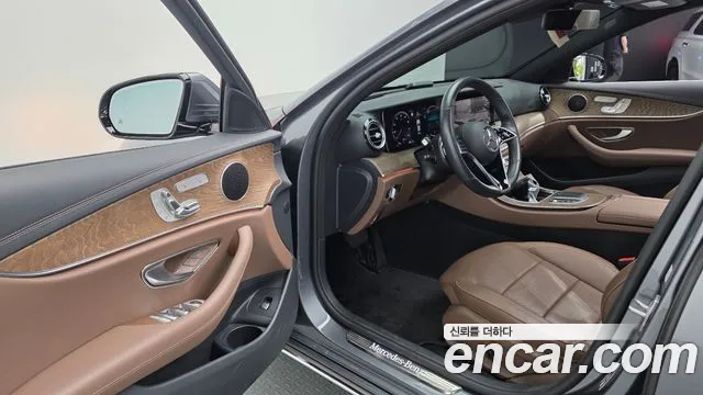 Mercedes-Benz E-Class 2023 — фото 13