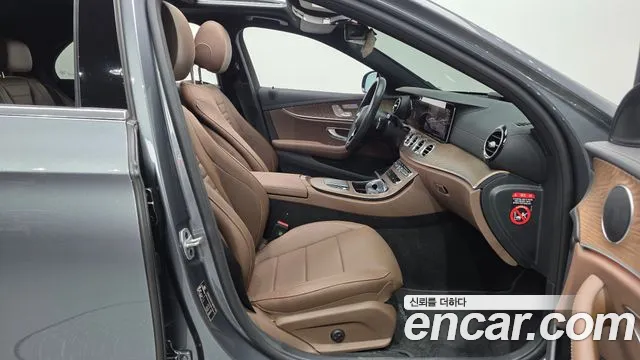 Mercedes-Benz E-Class 2023 — фото 17