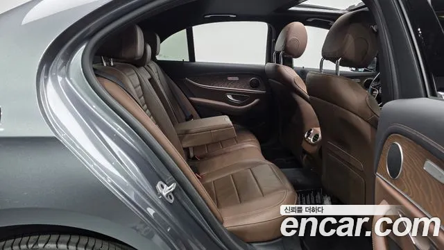 Mercedes-Benz E-Class 2023 — фото 18