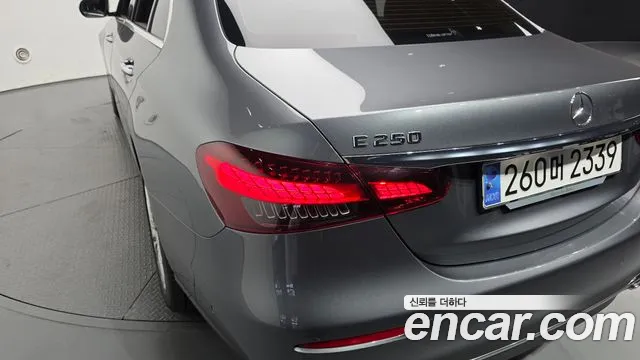 Mercedes-Benz E-Class 2023 — фото 9