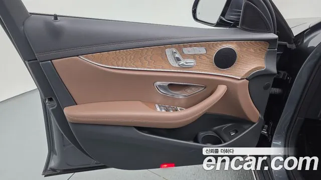 Mercedes-Benz E-Class 2023 — фото 14