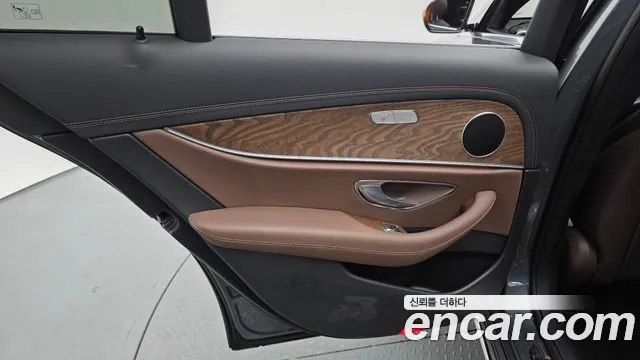Mercedes-Benz E-Class 2023 — фото 15