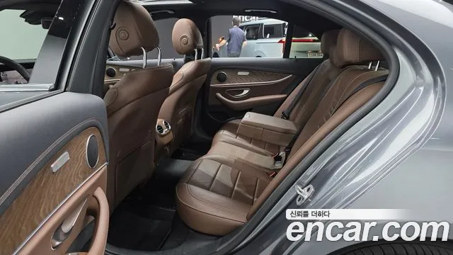 Mercedes-Benz E-Class 2023 — фото 16