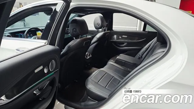 Mercedes-Benz E-Class 2019 — фото 11