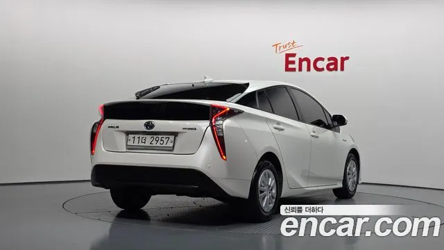 Toyota Prius 2018 — фото 2