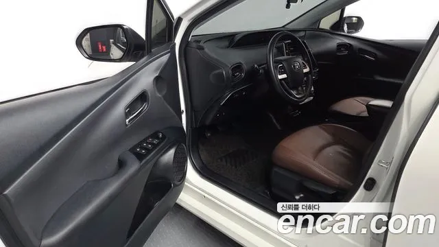 Toyota Prius 2018 — фото 10