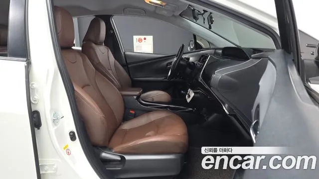 Toyota Prius 2018 — фото 11