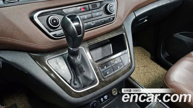 Hyundai Starex 2019 — фото 12