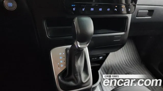 Hyundai Staria 2025 — фото 12