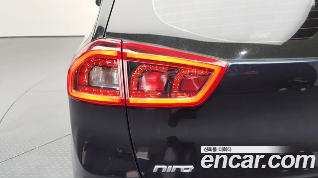 Kia Niro 2017 — фото 9