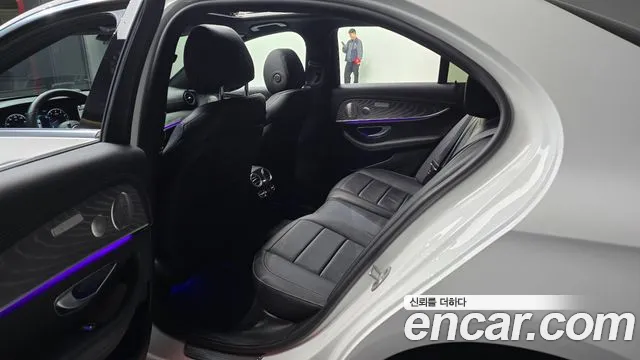 Mercedes-Benz E-Class 2022 — фото 11