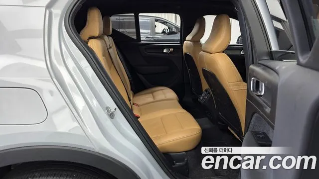 Volvo XC40 2022 — фото 12