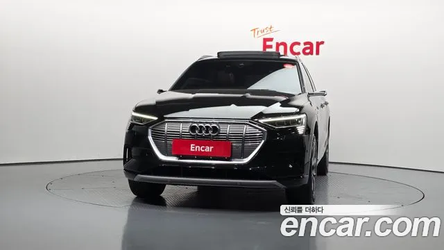 Audi e-tron 2020 — фото 3